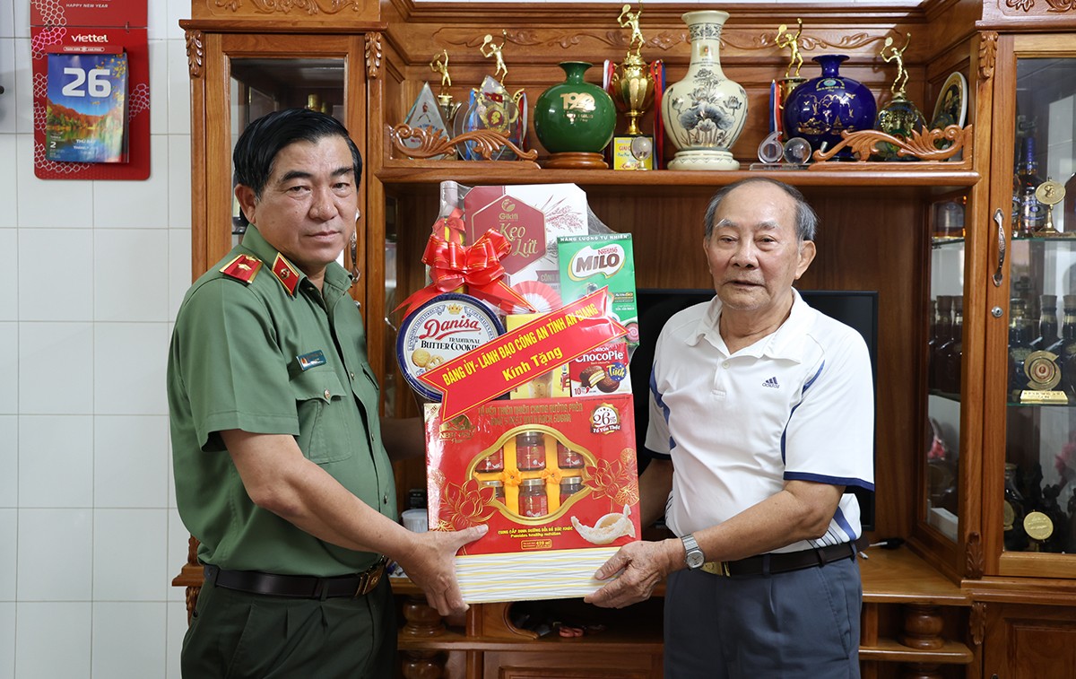 Thiếu tướng Nguyễn Văn Hận, Uỷ viên Ban Thường vụ Tỉnh uỷ, Giám đốc Công an tỉnh An Giang (bên trái), thăm và tặng quà Đại tá Nguyễn Thanh Hoàng, nguyên Giám đốc Công an tỉnh An Giang.