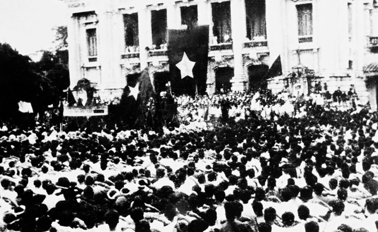 Cuộc mít-tinh phát động khởi nghĩa giành chính quyền, do Mặt trận Việt Minh tổ chức tại Nhà hát Lớn Hà Nội, ngày 19/8/1945. Ảnh: TL