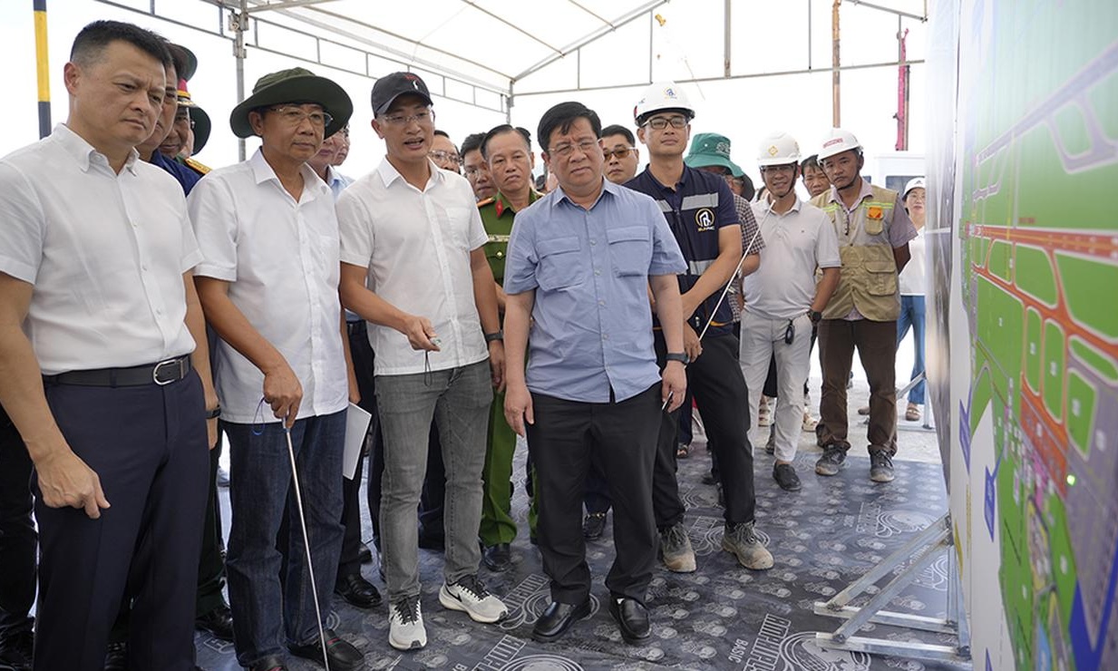 Đồng chí Hồ Văn Mừng, Ủy viên dự khuyết Trung ương Đảng, Phó Bí thư Tỉnh ủy, Chủ tịch Ủy ban nhân dân tỉnh An Giang (hàng đầu, bìa phải), kiểm tra tiến độ thực hiện Dự án đầu tư mở rộng Cảng hàng không quốc tế Phú Quốc. Ảnh: Tây Hồ