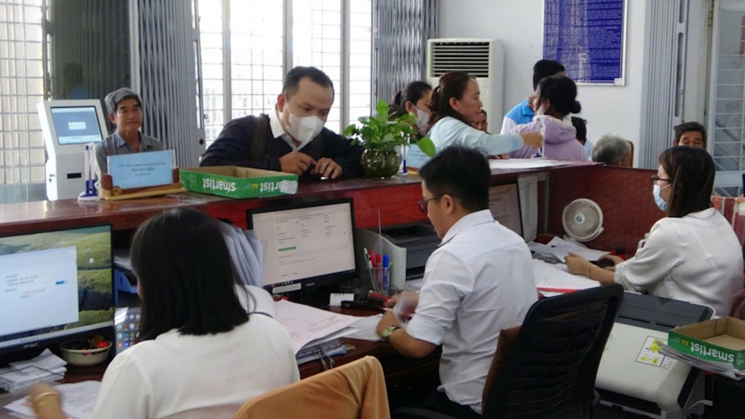 Người dân thực hiện các thủ tục hành chính tại Trung tâm Phục vụ hành chính công xã Tri Tôn, tỉnh An Giang.