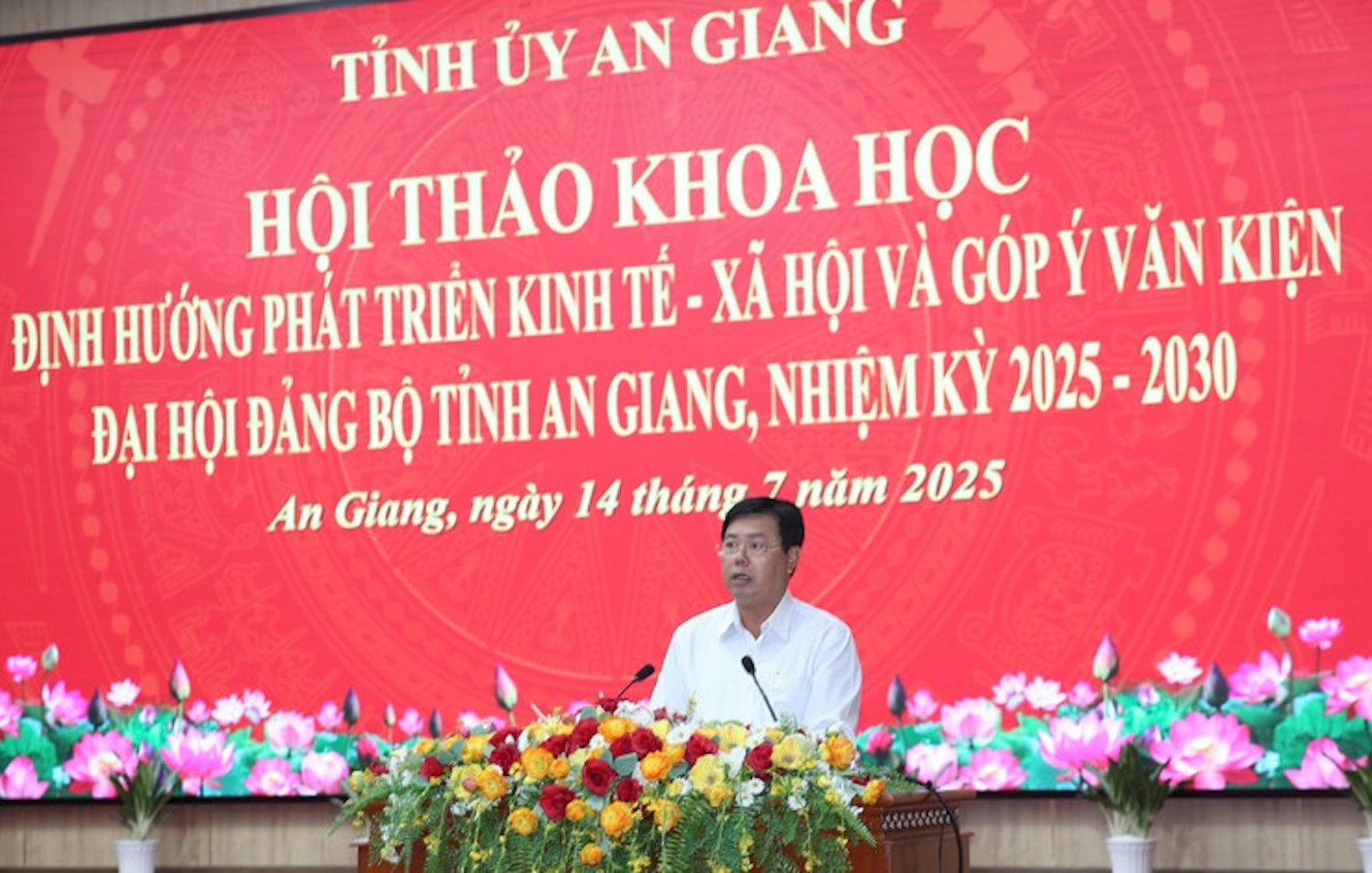 Đồng chí Nguyễn Tiến Hải, Uỷ viên Trung ương Đảng, Bí thư Tỉnh uỷ An Giang, phát biểu tại Hội thảo khoa học “Định hướng phát triển kinh tế - xã hội và góp ý Văn kiện Đại hội Đảng bộ tỉnh An Giang, nhiệm kỳ 2025-2030”. Ảnh: VGP