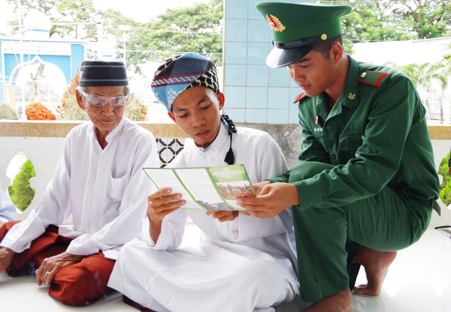 Chiến sĩ Đồn Biên phòng Nhơn Hội tuyên truyền pháp luật cho bà con đồng bào dân tộc Chăm tại thánh đường.
