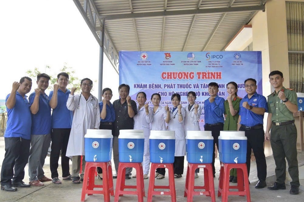 Câu lạc bộ Thầy thuốc trẻ xã Châu Thành phối hợp tổ chức Chương trình khám bệnh, phát thuốc, tặng quà miễn phí cho người dân.