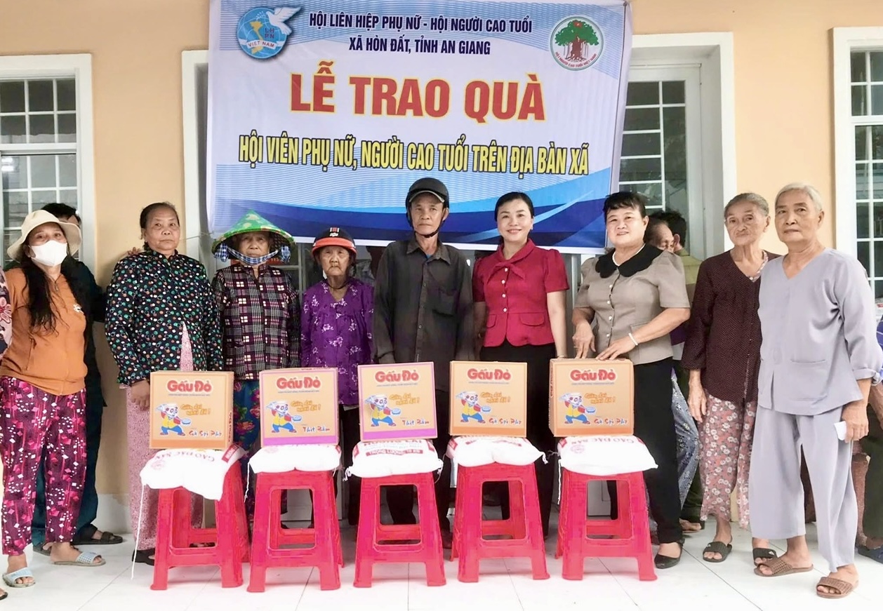 Hội Liên hiệp Phụ nữ xã Hòn Đất phối hợp với Hội Người cao tuổi xã, tặng quà hội viên phụ nữ và người cao tuổi có hoàn cảnh khó khăn trên địa bàn.