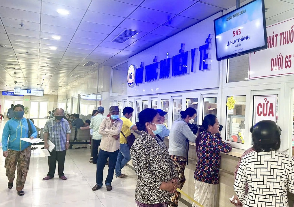Người dân chờ nhận thuốc bảo hiểm y tế tại Bệnh viện Đa khoa Kiên Giang. Ảnh: Phượng Linh