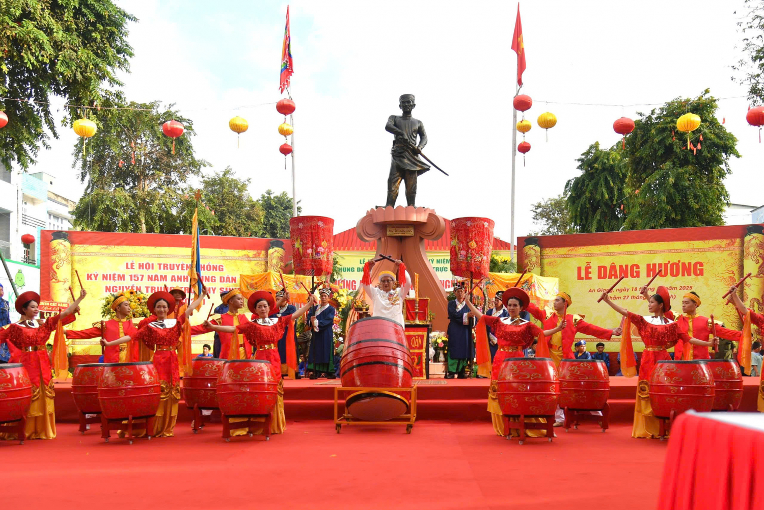 Tiết mục trống hội tại Lễ dâng hương kỷ niệm 157 năm Anh hùng dân tộc Nguyễn Trung Trực hy sinh (1868-2025). Ảnh Phương Vũ