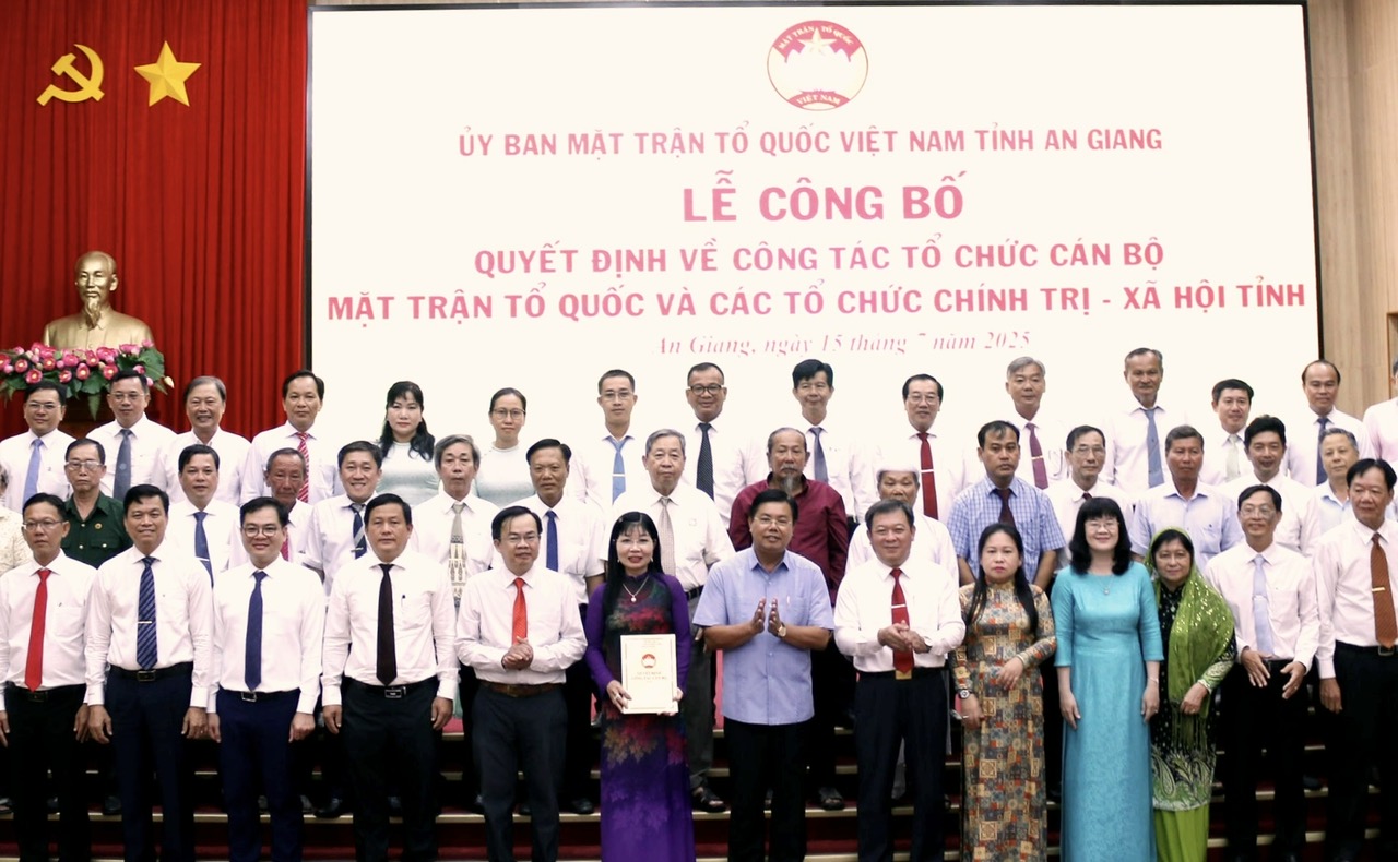 Đồng chí Nguyễn Tiến Hải, Ủy viên Trung ương Đảng, Bí thư Tỉnh ủy An Giang, chụp ảnh cùng các vị Ủy viên Ủy ban MTTQ Việt Nam tỉnh, nhiệm kỳ 2024-2029.