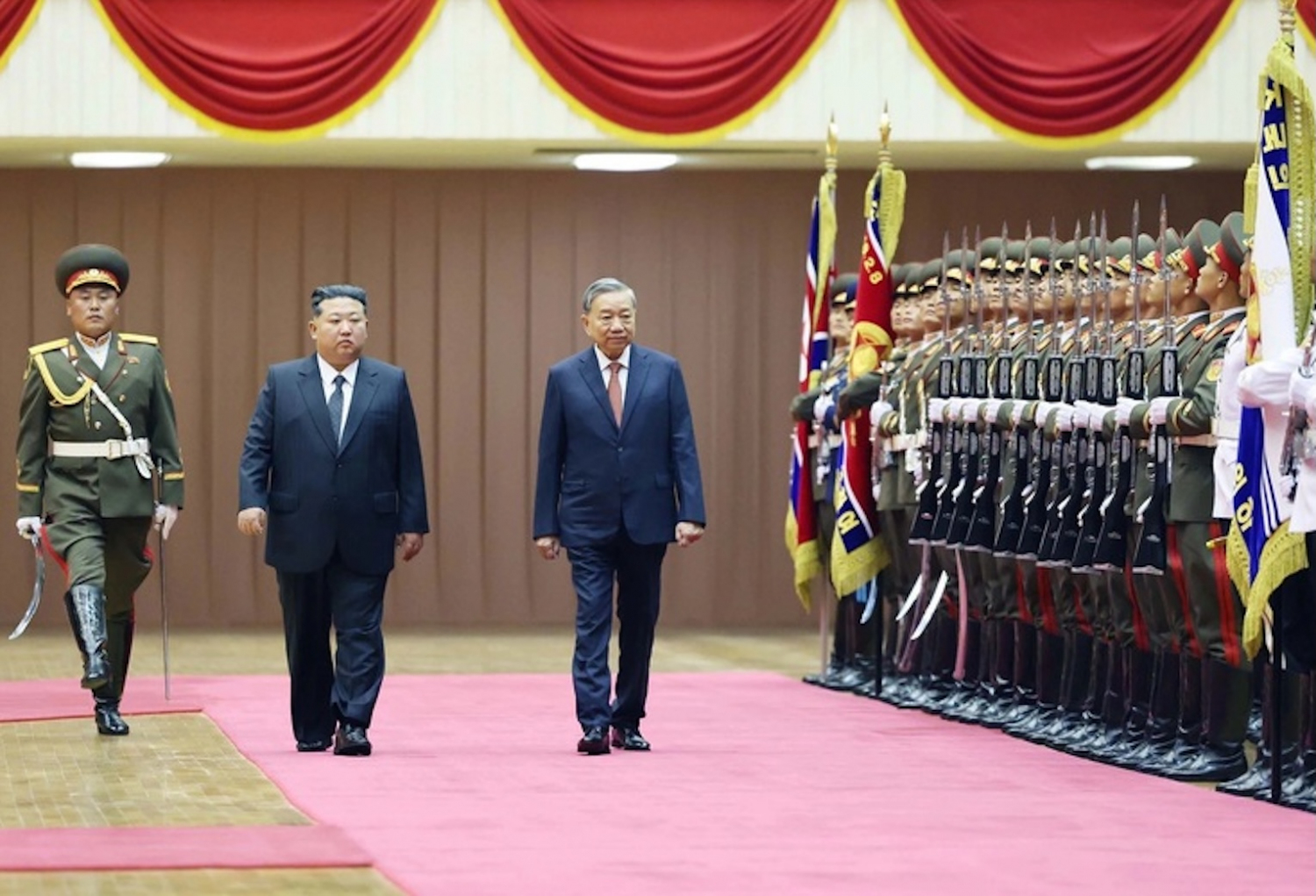 Tổng Bí thư Đảng Lao động Triều Tiên, Chủ tịch Quốc vụ Triều Tiên Kim Jong Un và Tổng Bí thư Tô Lâm duyệt đội danh dự. Ảnh: TL