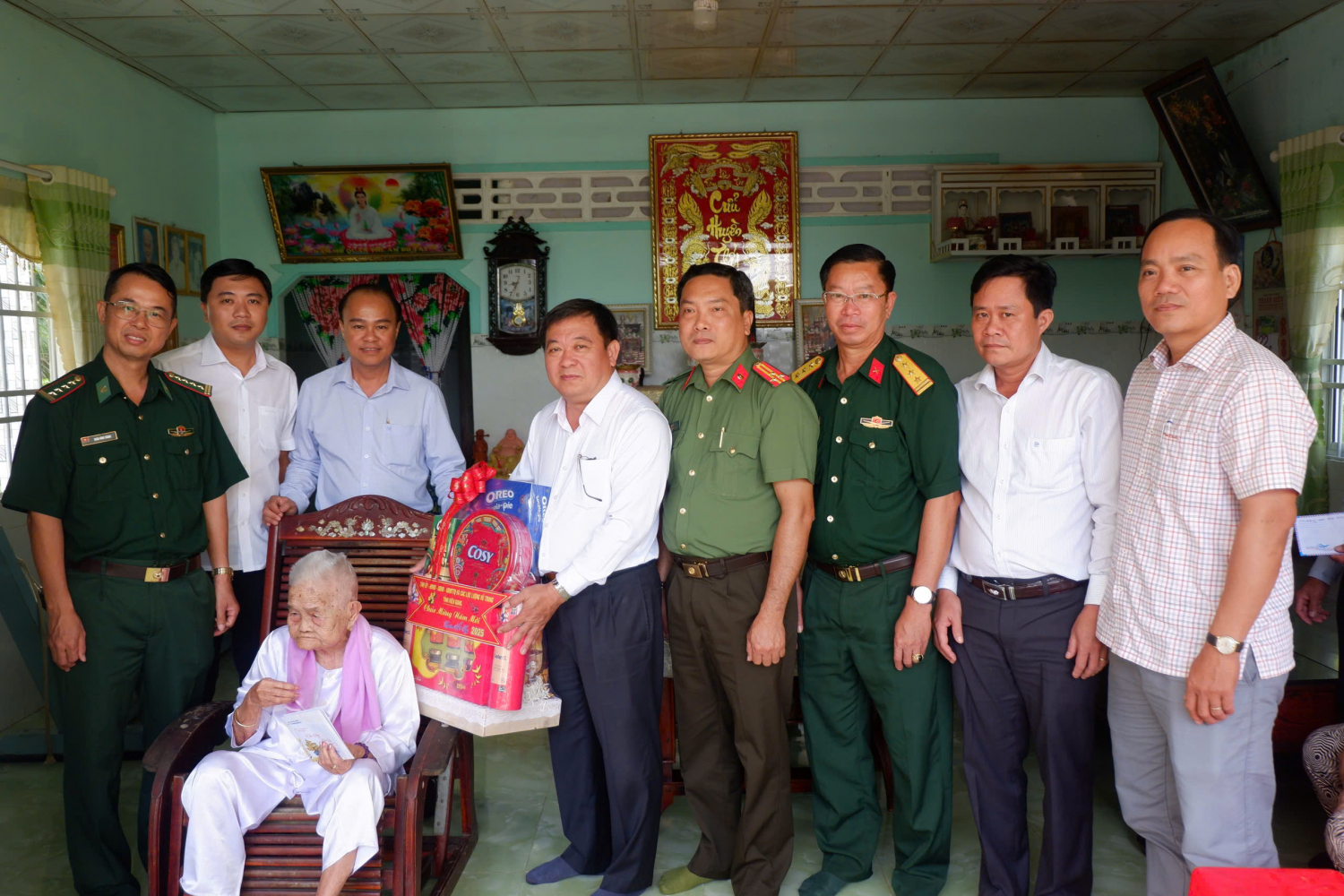 Đồng chí Lê Thanh Việt, Uỷ viên Ban Thường vụ Tỉnh uỷ, Phó Chủ tịch Thường trực Uỷ ban MTTQ Việt Nam tỉnh An Giang (thứ 5 từ phải sang), thăm Mẹ Phạm Thị Chín dịp Xuân Ất Tỵ 2025.