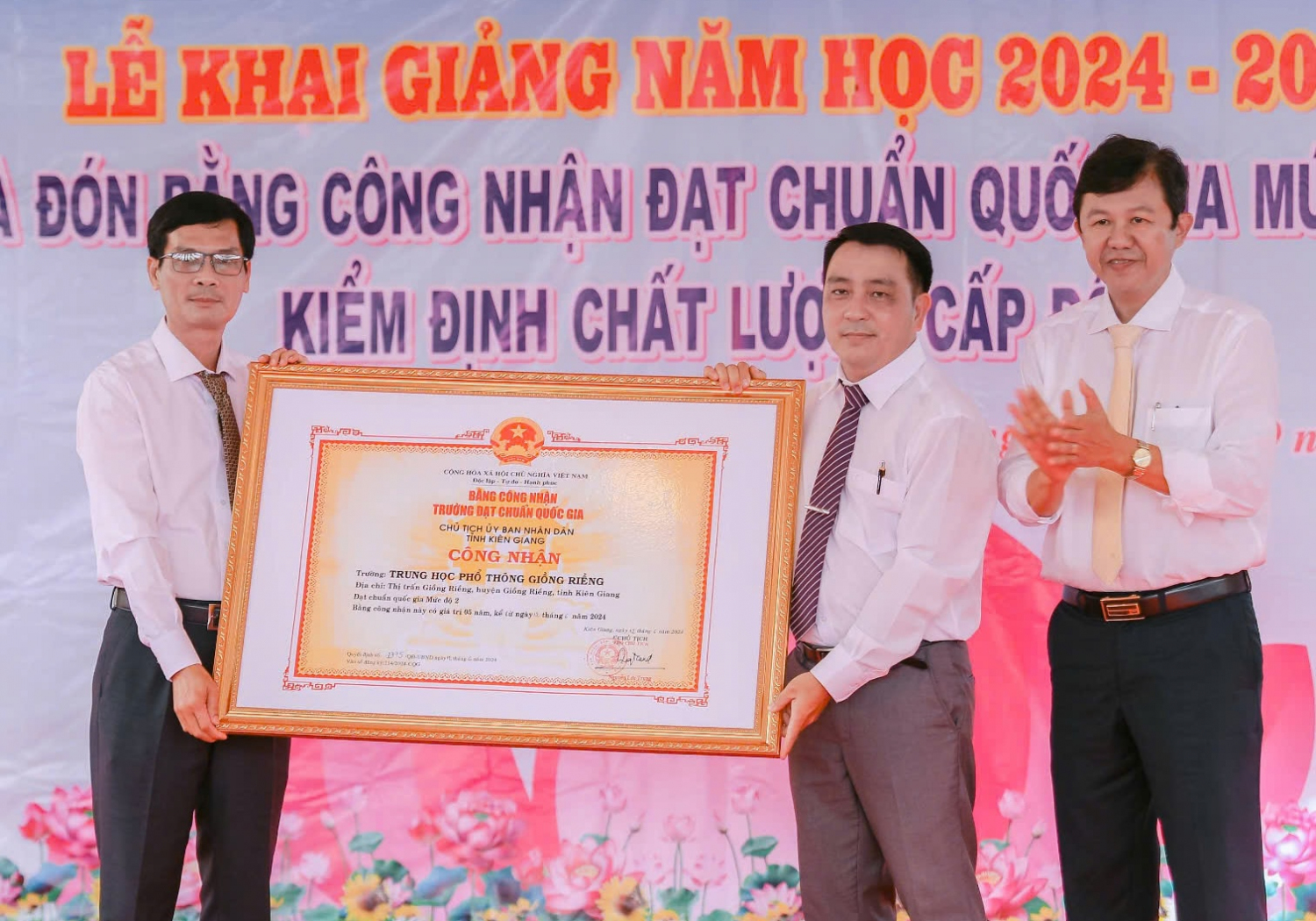 Trường THPT Giồng Riềng đón nhận Bằng công nhận trường đạt chuẩn quốc gia mức độ 2 và kiểm định chất lượng cấp độ 3.