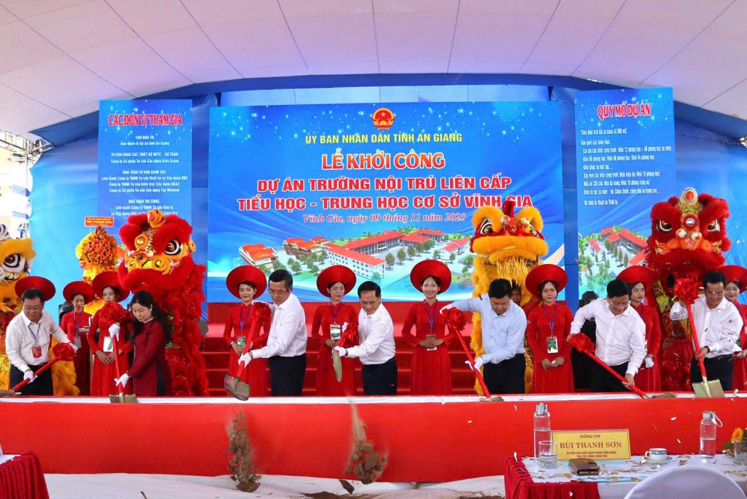 Đồng chí Bùi Thanh Sơn, Ủy viên Trung ương Đảng, Phó Thủ tướng Chính phủ và lãnh đạo tỉnh An Giang thực hiện nghi thức khởi công xây dựng Trường Nội trú liên cấp Tiểu học - Trung học phổ thông Vĩnh Gia.