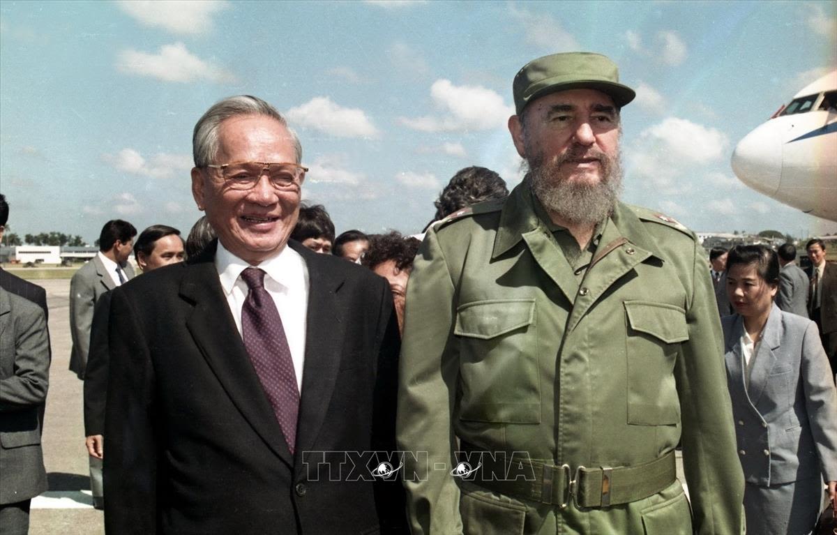 Chủ tịch Cuba Fidel Castro đón Chủ tịch nước Lê Đức Anh tại sân bay quốc tế José Martí ở thủ đô La Habana, trong chuyến thăm hữu nghị chính thức Cuba từ 12-17/10/1995. Ảnh: TTXVN