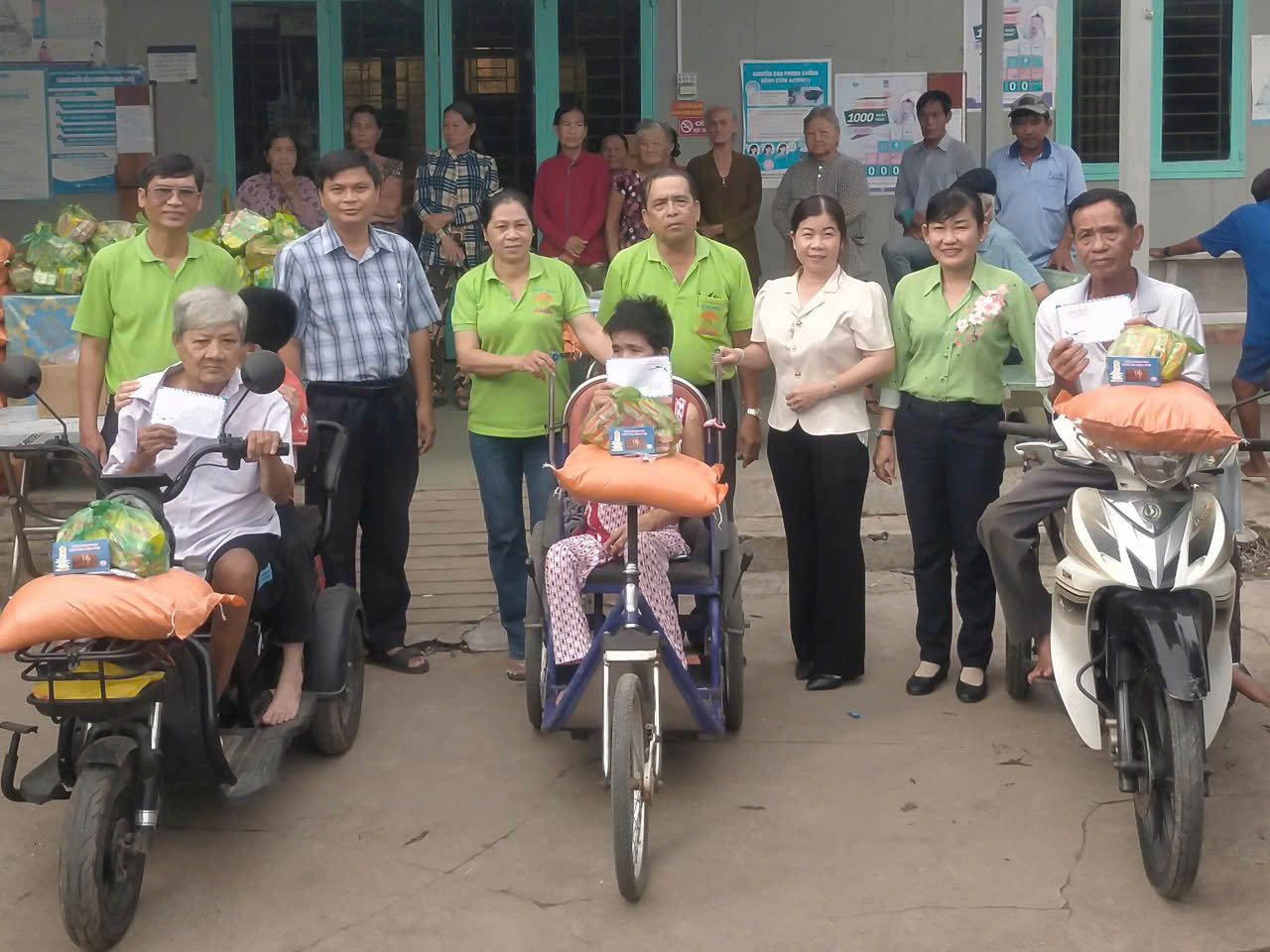 Ông Dương Công Khanh (thứ 4, từ trái qua) và các thành viên Tổ từ thiện Long Hòa, phát quà cho người nghèo, người có hoàn cảnh khó khăn tại xã Phú Lâm.