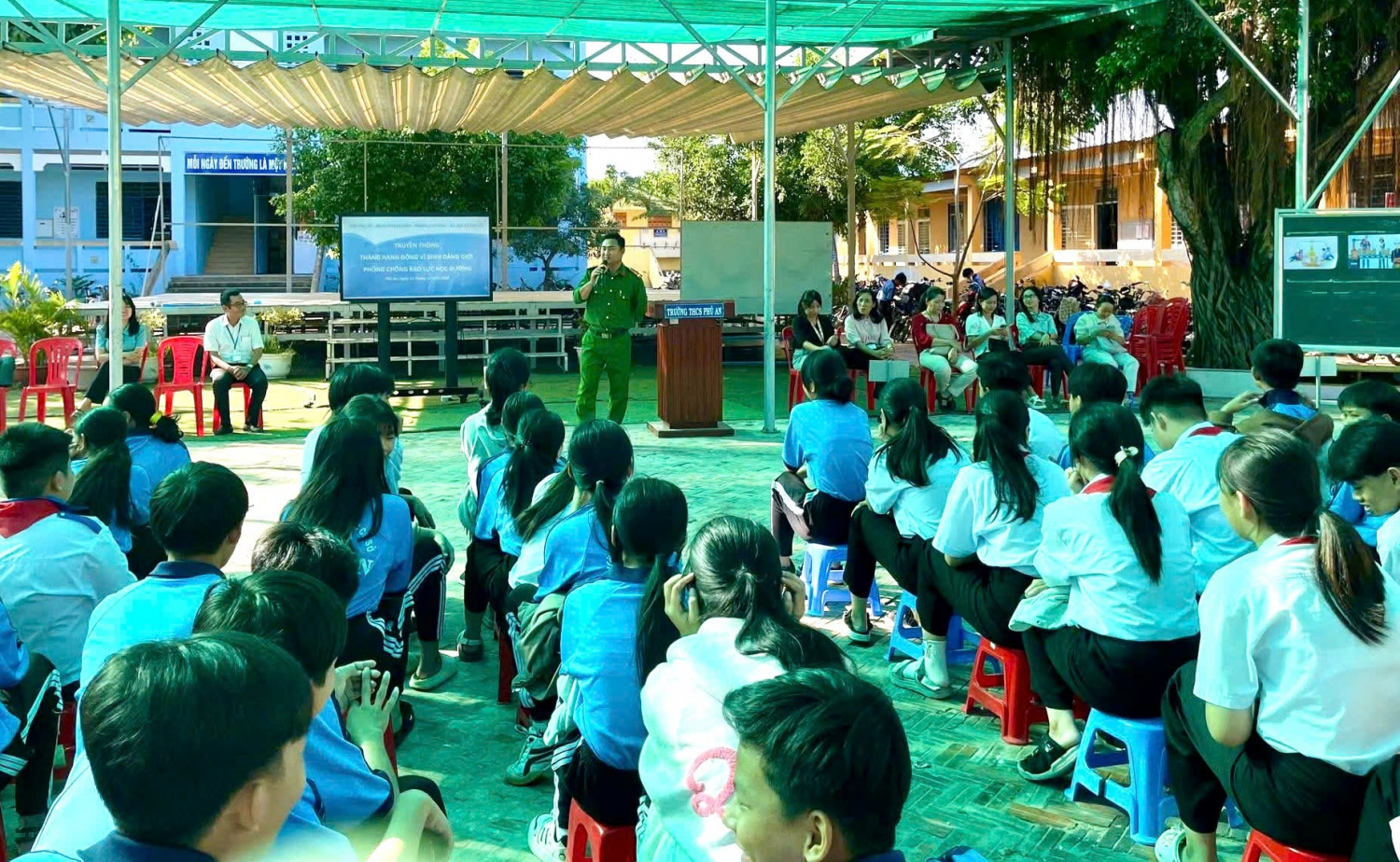 Công an xã Phú An phối hợp với Trường Trung học cơ sở Phú An tổ chức tuyên truyền phòng, chống bạo lực học đường cho học sinh.