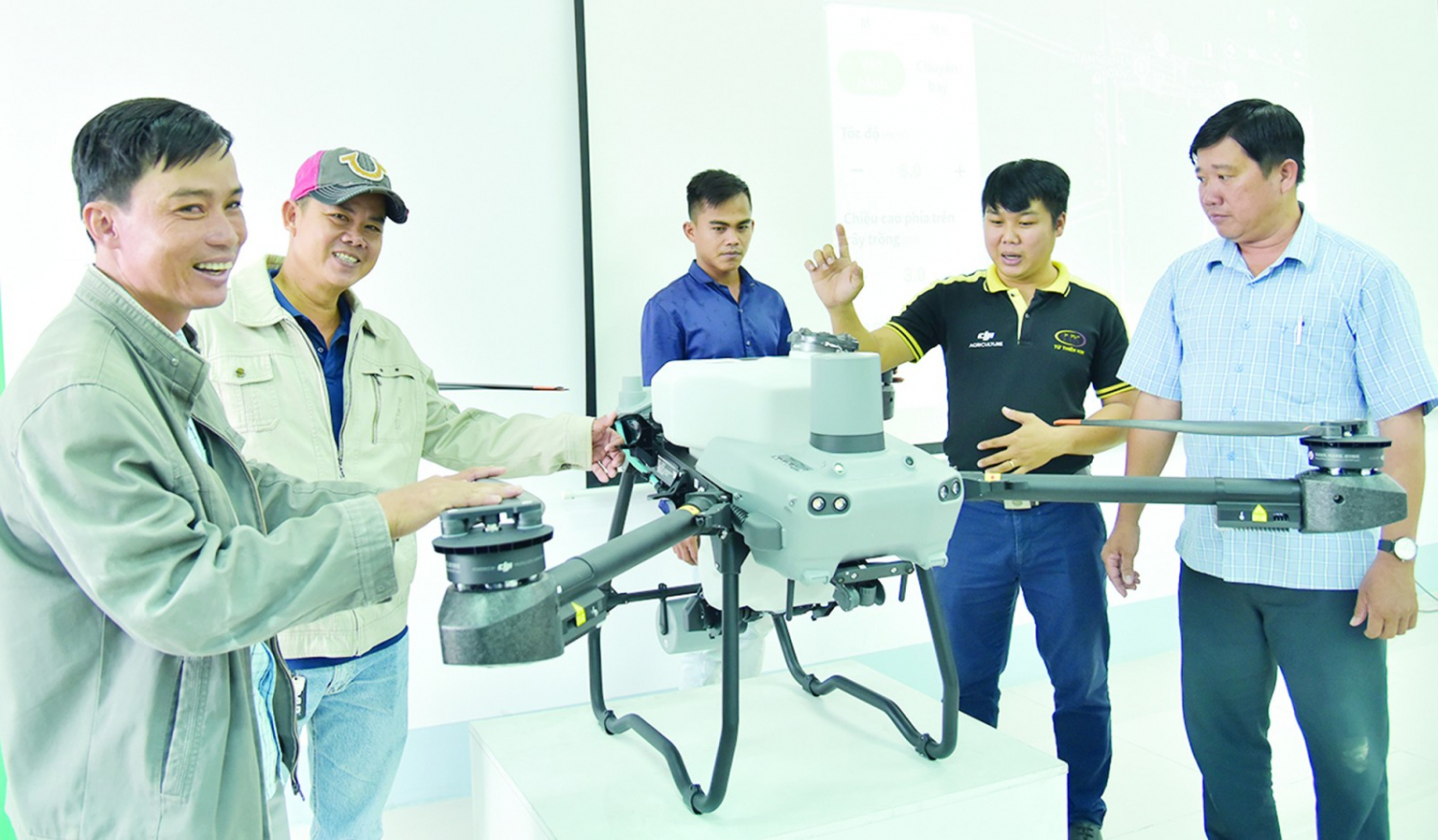 Hội nông dân tỉnh An Giang tập huấn sử dụng máy bay không người lái cho nông dân.