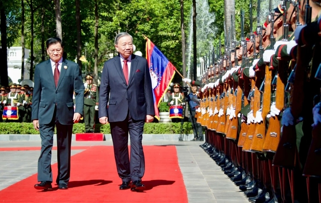 Tổng Bí thư, Chủ tịch nước Lào Thongloun Sisoulith và Tổng Bí thư Tô Lâm duyệt đội danh dự Quân đội nhân dân Lào. Ảnh: TL