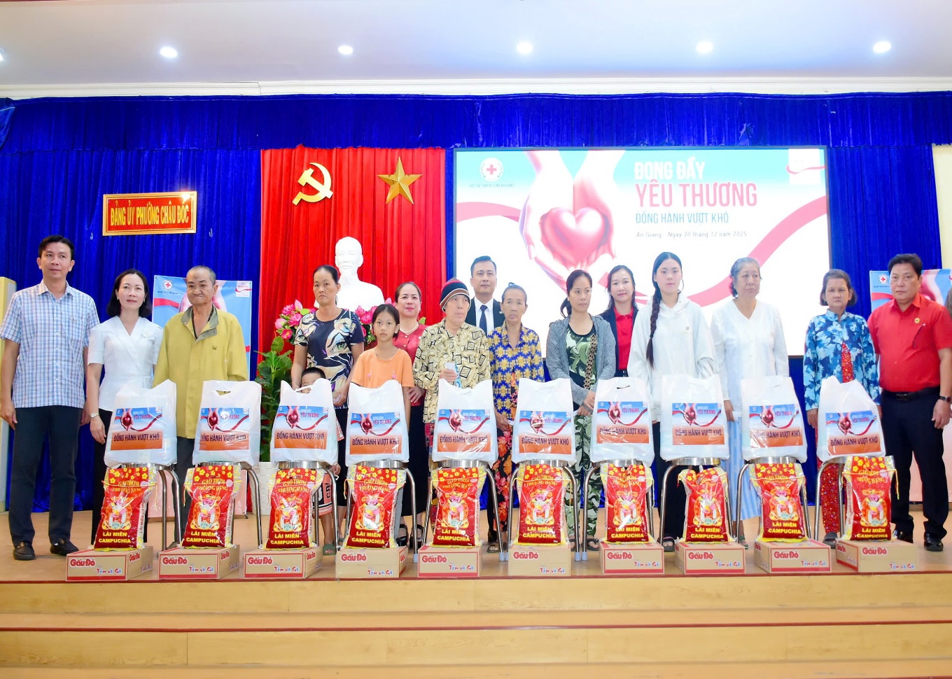 Hội Chữ thập đỏ tỉnh An Giang phối hợp với Công ty Bảo hiểm nhân thọ Prudential Việt Nam trao quà cho bà con phường Châu Đốc.