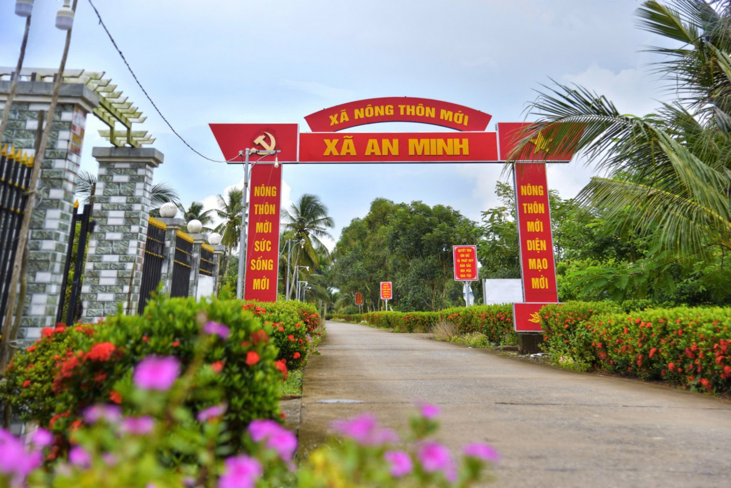 Cổng chào tại xã nông thôn mới An Minh, tỉnh An Giang. Ảnh Bích Linh