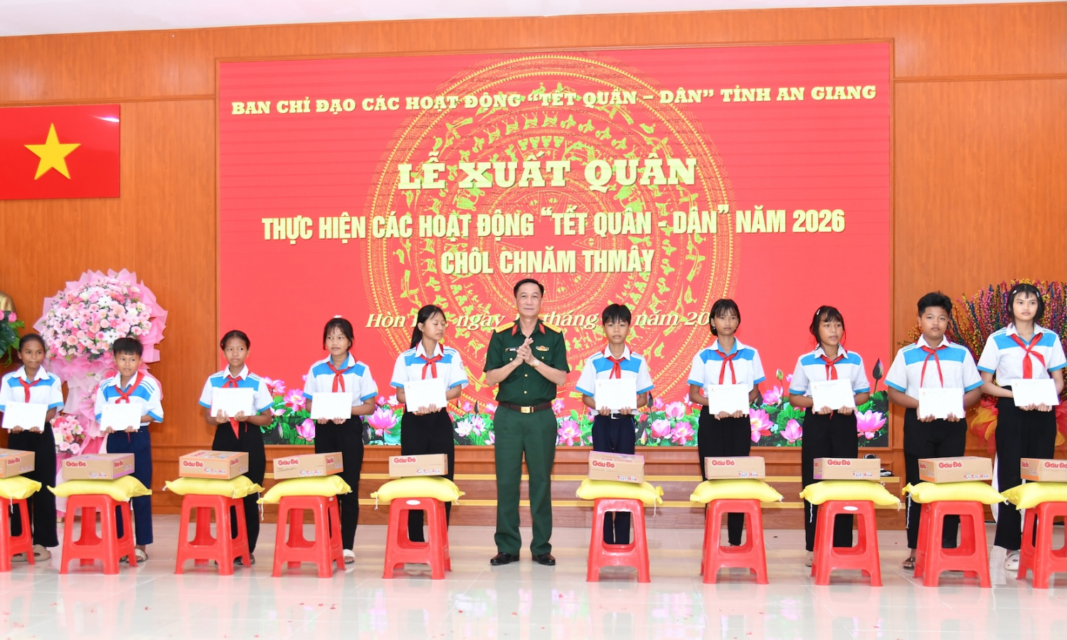 Bộ Chỉ huy Quân sự tỉnh An Giang tặng quà học sinh nghèo, nhân dịp “Tết quân - dân” năm 2026 Chôl Chnăm Thmây tại xã Hòn Đất.