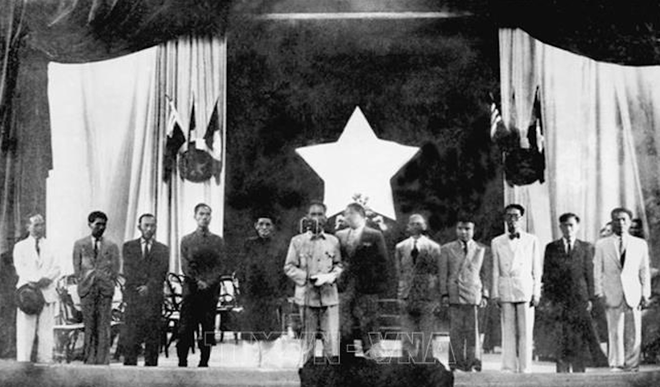 Chủ tịch Hồ Chí Minh cùng các thành viên của Chính phủ tuyên thệ nhậm chức tại Kỳ họp thứ nhất, Quốc hội khóa I, ngày 02/3/1946. Ảnh: T.L