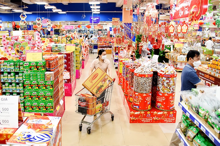 Người dân mua sắm hàng hóa chuẩn bị tết tại siêu thị Co.opmart, phường Rạch Giá, tỉnh An Giang. Ảnh: AGO