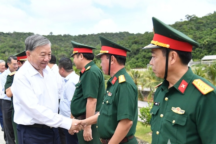 Tổng Bí thư Tô Lâm thăm, làm việc với các đơn vị quân đội và Đảng bộ, chính quyền đặc khu Thổ Châu, tỉnh An Giang, ngày 19/11/2025. Ảnh: TL