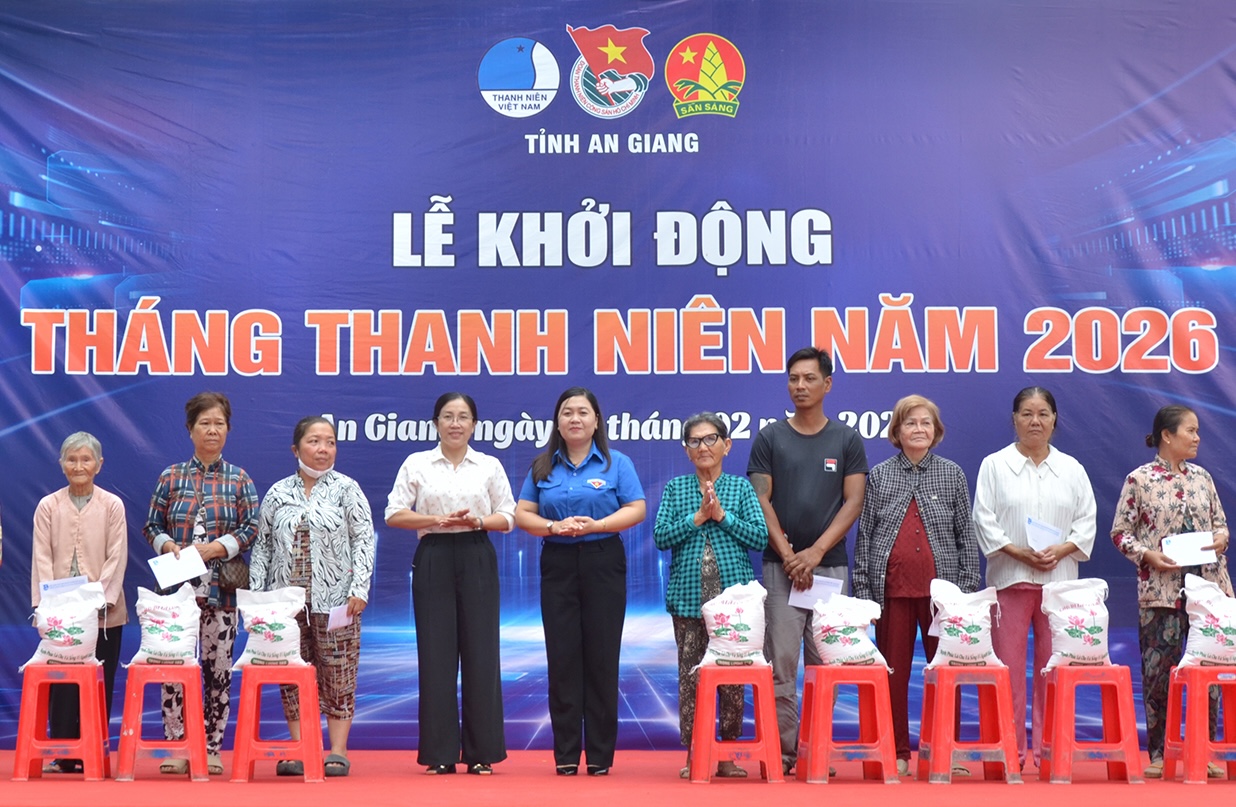 Tỉnh đoàn An Giang tặng quà cho hộ nghèo, hộ có hoàn cảnh khó khăn trên địa bàn xã Kiên Lương, tại Lễ khởi động Tháng Thanh niên năm 2026.
