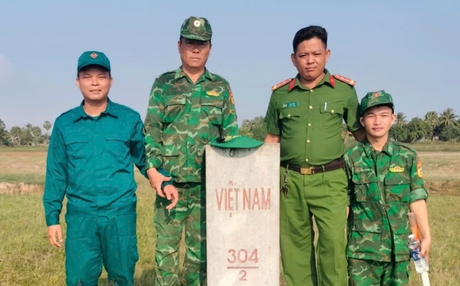 Các lực lượng vũ trang xã Giang Thành phối hợp tuần tra, kiểm soát tuyến biên giới Việt Nam - Campuchia.