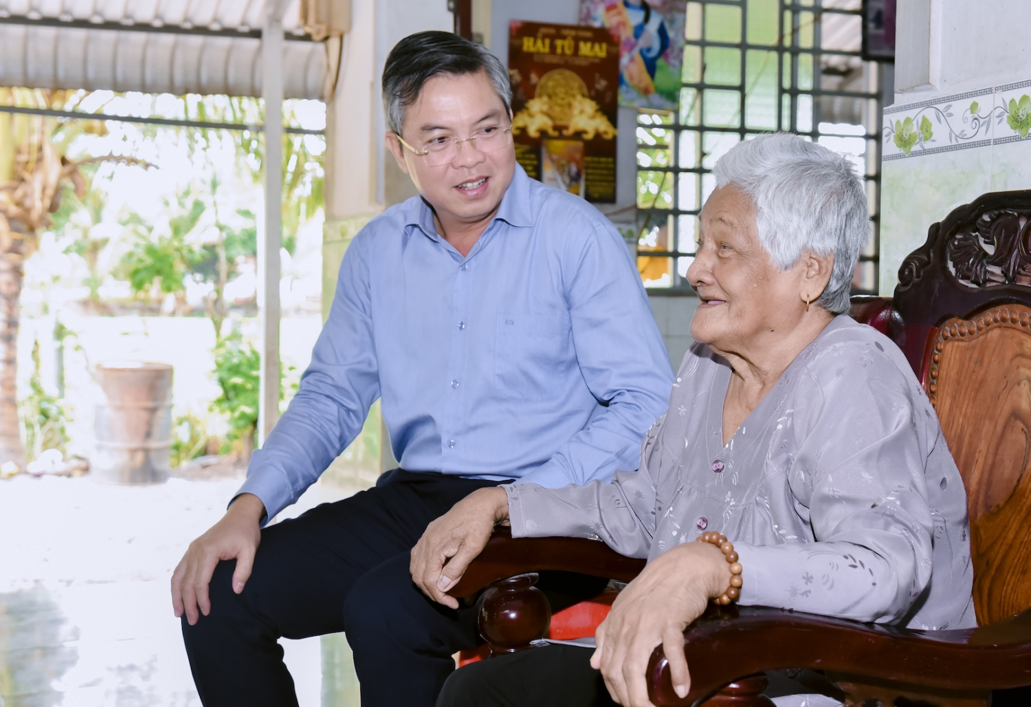 Đồng chí Nguyễn Lưu Trung, Tỉnh ủy viên, Bí thư Đảng ủy phường Hà Tiên, thăm mẹ Thị Hol.