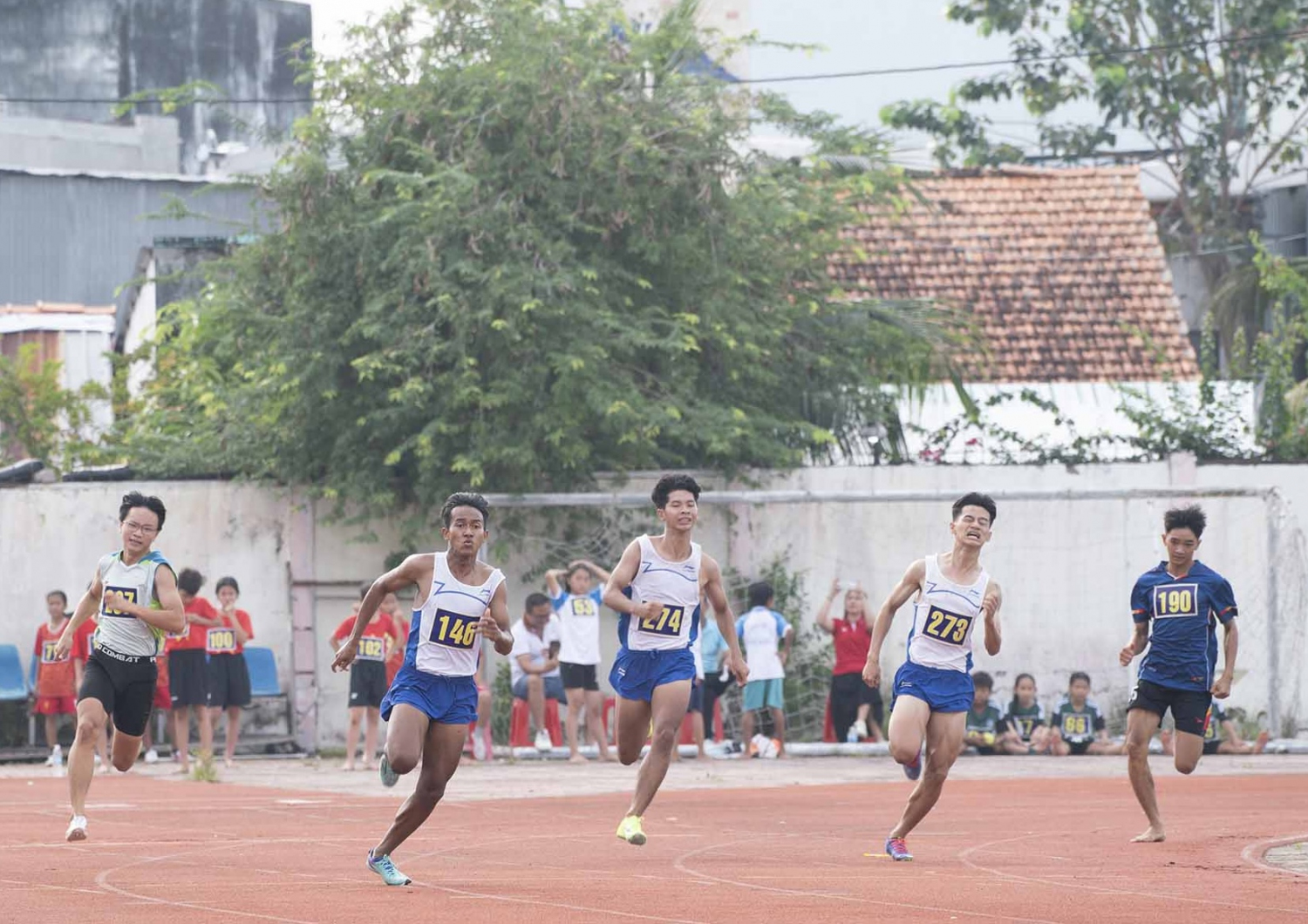 Các vận động viên thi đấu Giải điền kinh học sinh các lứa tuổi tỉnh An Giang năm 2025. Ảnh: AGO