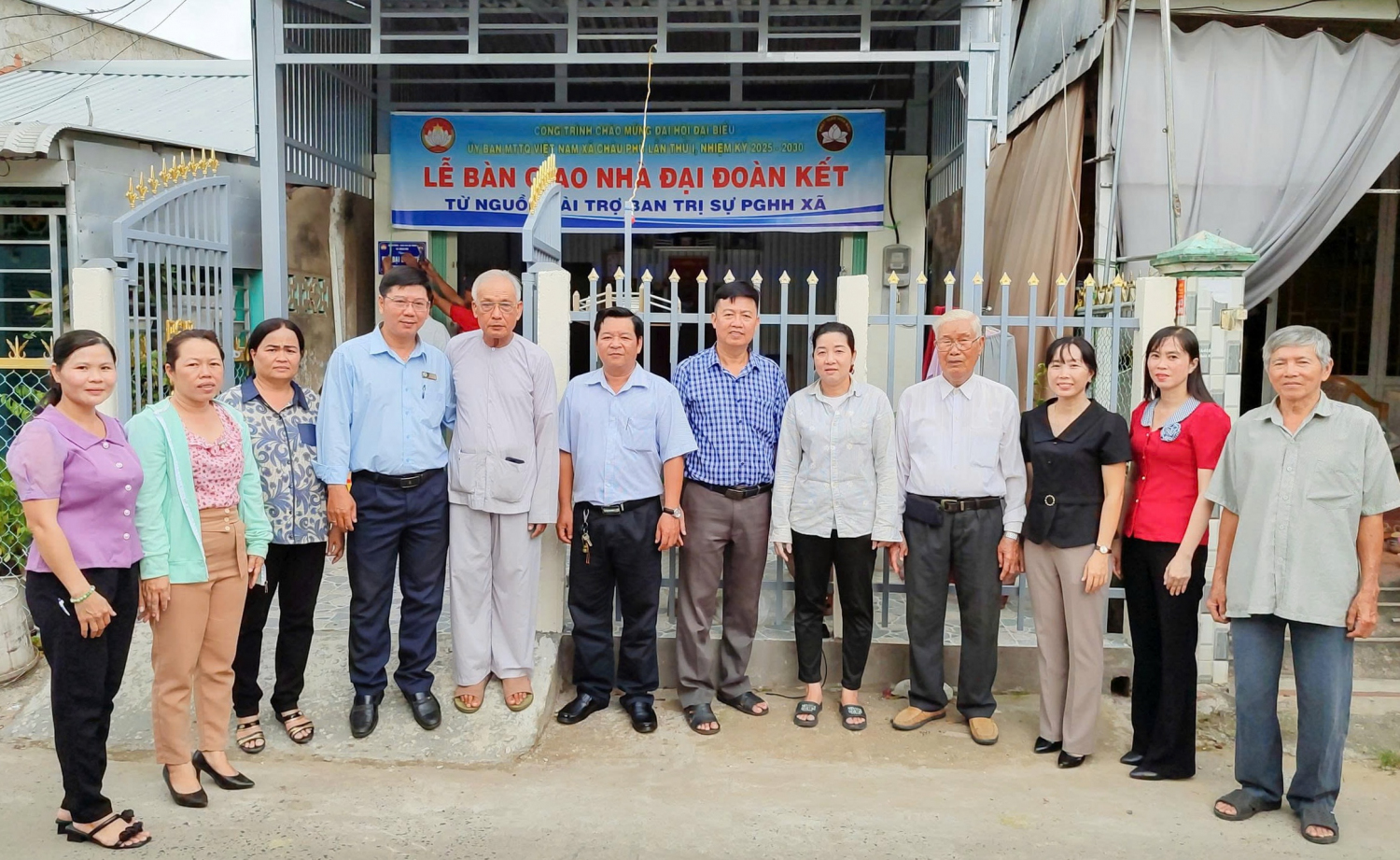 Tổ cất nhà từ thiện xã Châu Phú cùng Ủy ban Mặt trận Tổ quốc Việt Nam xã bàn giao nhà Đại đoàn kết cho người dân.