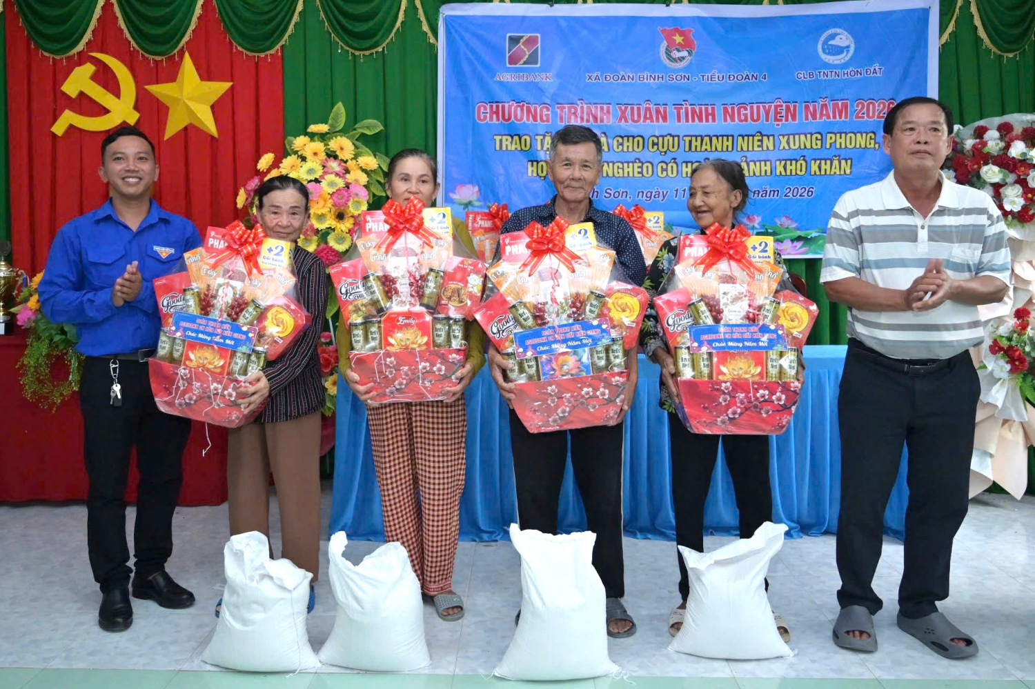 Anh Nguyễn Văn Hổ (ngoài cùng bên trái), tặng quà cho cựu thanh niên xung phong, học sinh nghèo có hoàn cảnh khó khăn, nhân dịp Tết Nguyên đán Bính Ngọ 2026.