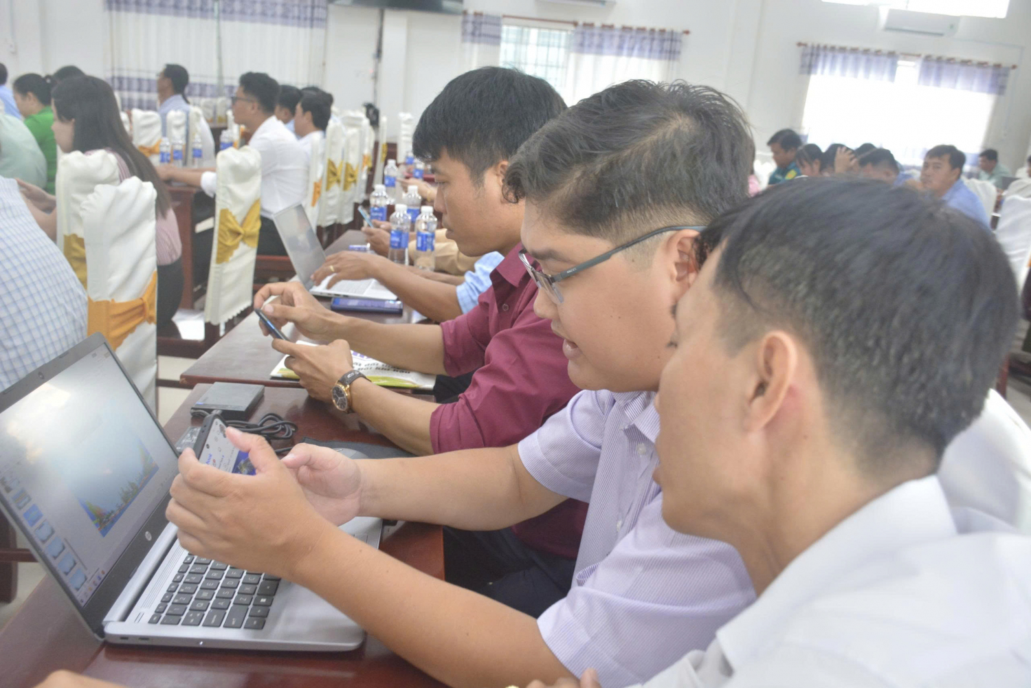 Đảng viên các chi bộ trực thuộc Đảng bộ xã Vĩnh Bình tham dự tập huấn về công tác chuyển đổi số.