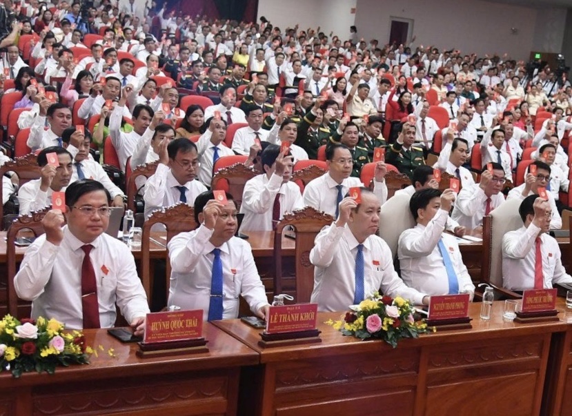 Đại biểu biểu quyết tại Đại hội đại biểu Đảng bộ tỉnh An Giang lần thứ I, nhiệm kỳ 2025-2030.