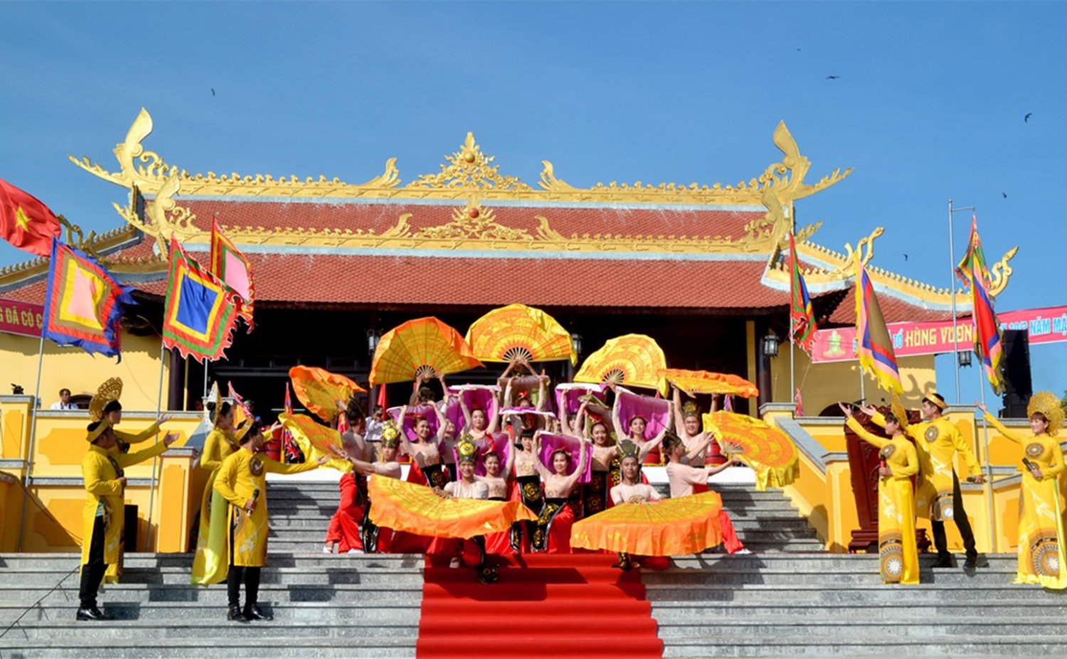 Chương trình nghệ thuật khai mạc Lễ hội Giỗ Tổ Hùng Vương, tại Đền thờ Quốc Tổ Hùng Vương ở xã Tân Hiệp.