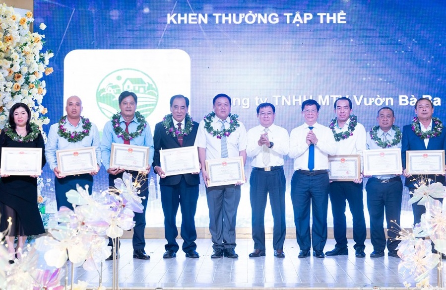 Các tập thể có thành tích xuất sắc trong hoạt động sản xuất, kinh doanh năm 2025 được Chủ tịch Ủy ban nhân dân tỉnh An Giang tặng bằng khen.