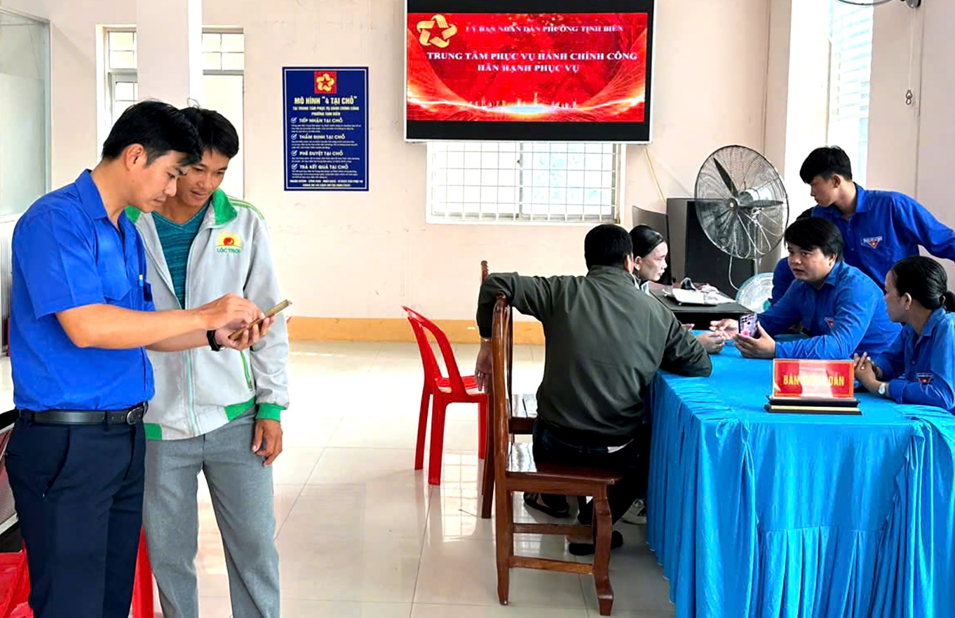 Đoàn viên, thanh niên phường Tịnh Biên hỗ trợ người dân thực hiện thủ tục hành chính tại Trung tâm Dịch vụ hành chính công. Ảnh: AGO