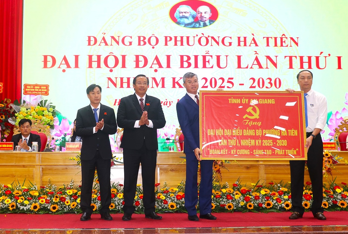 Đồng chí Lâm Minh Thành, Phó Bí thư Tỉnh uỷ An Giang, trao bức trướng của Tỉnh uỷ tặng Đại hội đại biểu Đảng bộ phường Hà Tiên lần thứ I, nhiệm kỳ 2025-2030.