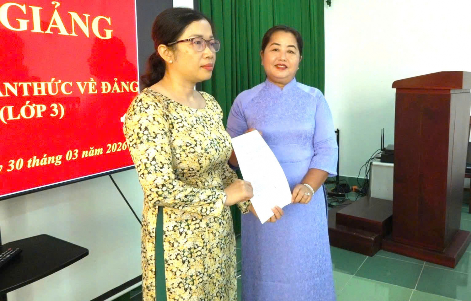 Đồng chí Tô Thị Trúc Giang, Giám đốc Trung tâm Chính trị phường Rạch Giá (bên phải), trao quyết định giảng viên quản lý lớp bồi dưỡng nhận thức về Đảng năm 2026 (lớp 3).