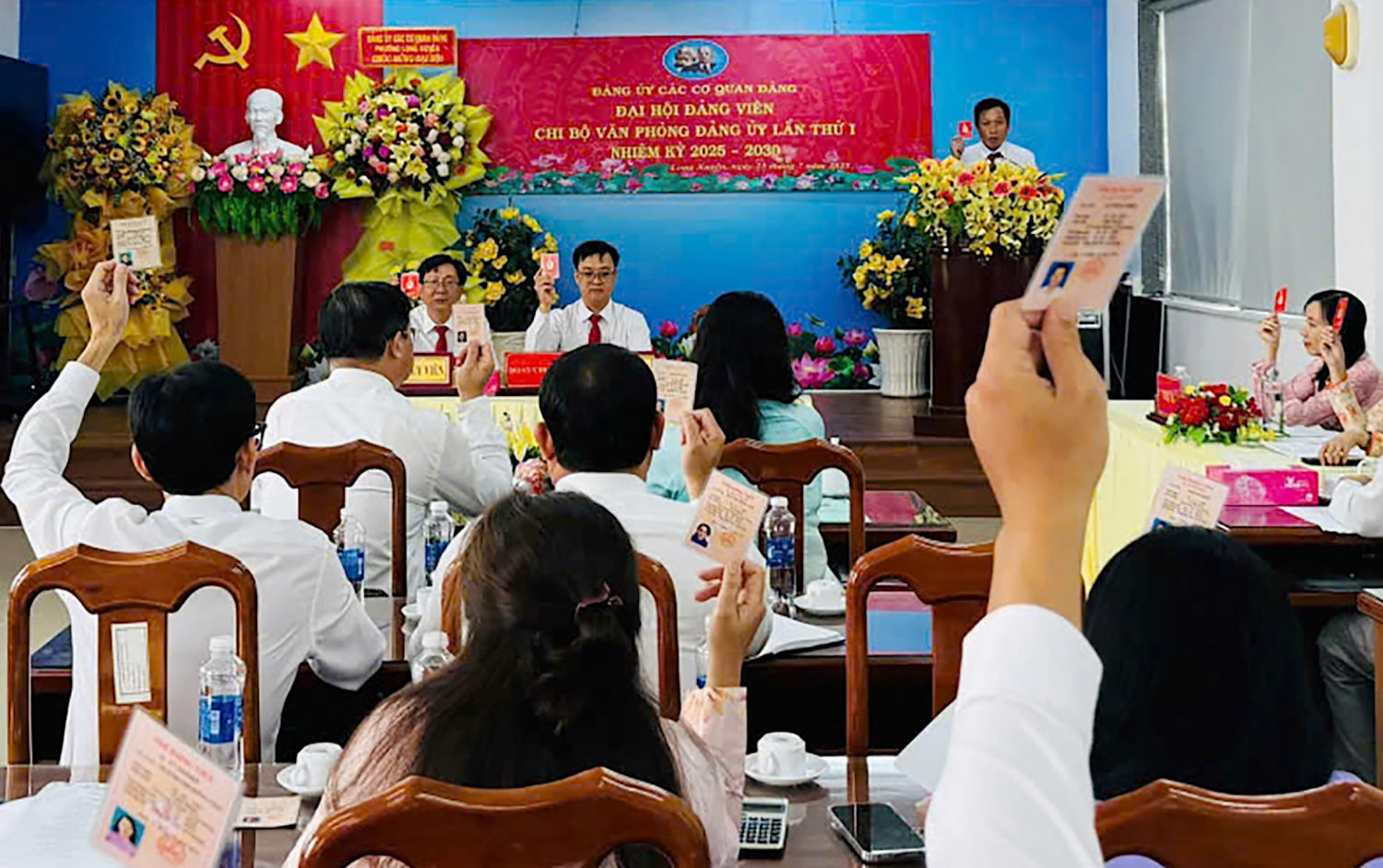 Đại biểu biểu quyết thông qua Nghị quyết Đại hội đảng viên Chi bộ Văn phòng Đảng ủy phường Long Xuyên lần thứ I, nhiệm kỳ 2025-2030. Ảnh: AGO