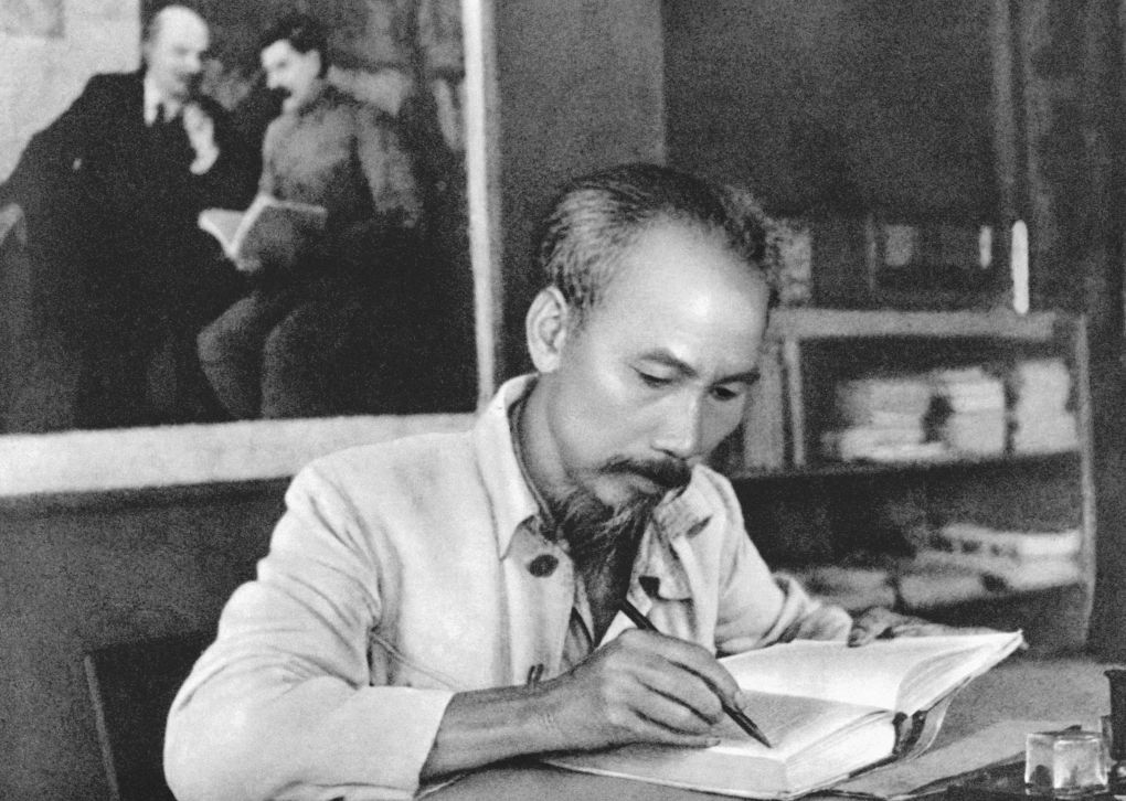 Chủ tịch Hồ Chí Minh làm việc tại chiến khu Việt Bắc, năm 1951. Ảnh TL