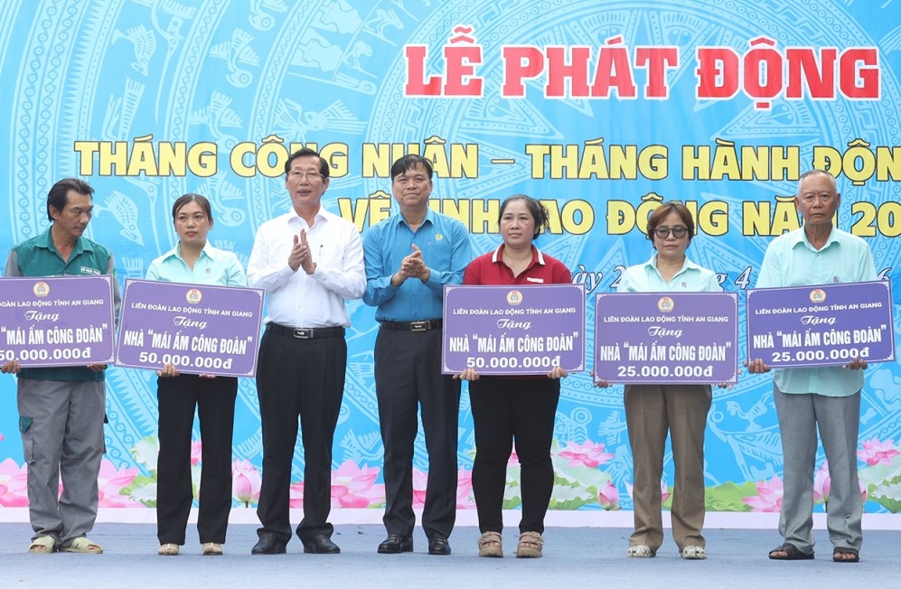 Đồng chí Lê Văn Phước, Tỉnh ủy viên, Phó Chủ tịch UBND tỉnh và đồng chí Đỗ Trần Thịnh, Tỉnh ủy viên, Phó Chủ tịch UBMTTQVN tỉnh, Chủ tịch LĐLĐ tỉnh, trao bảng tượng trưng tặng nhà “Mái ấm Công đoàn” cho đoàn viên.