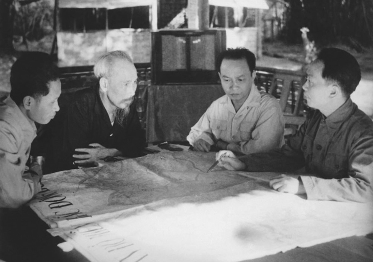 Chủ tịch Hồ Chí Minh và các đồng chí trong Ban Thường vụ Trung ương Đảng họp, quyết định mở Chiến cuộc Đông Xuân 1953-1954 và Chiến dịch Điện Biên Phủ. Ảnh: TL