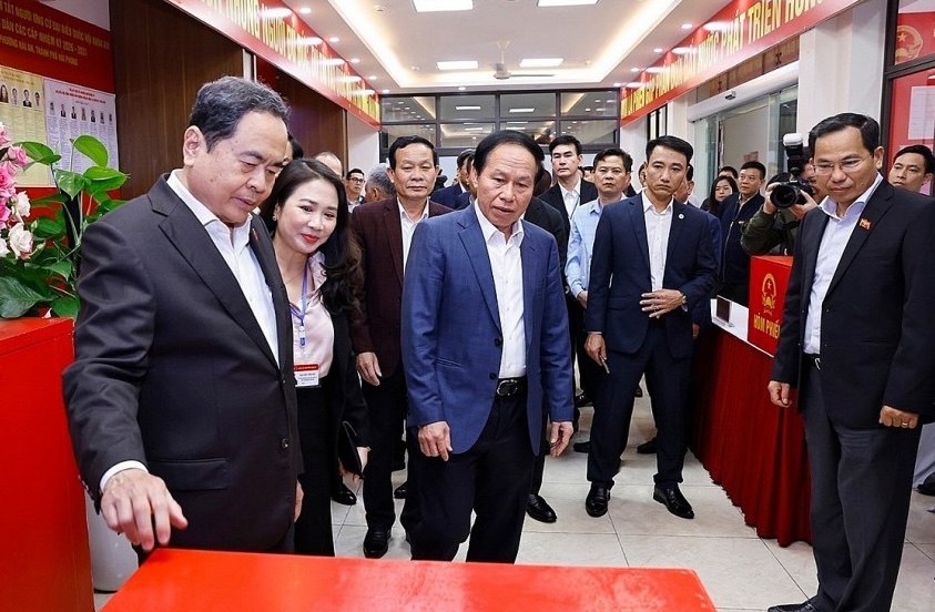 Chủ tịch Quốc hội Trần Thanh Mẫn kiểm tra, giám sát công tác chuẩn bị bầu cử đại biểu Quốc hội khoá XVI và đại biểu HĐND các cấp nhiệm kỳ 2026-2031, tại khu vực bỏ phiếu số 8, phường Hải An, thành phố Hải Phòng. Ảnh: TL