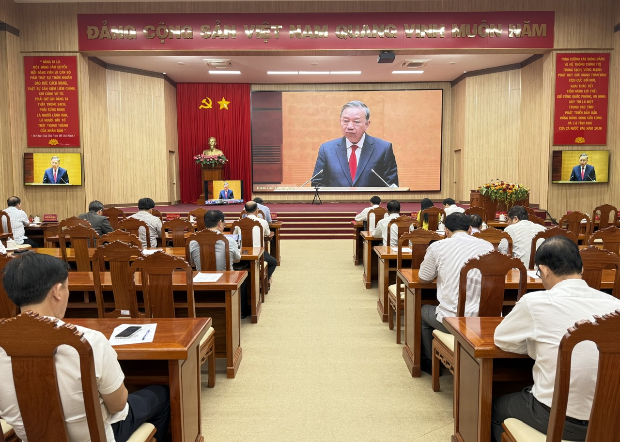 Hội nghị trực tuyến toàn quốc nghiên cứu, học tập, quán triệt, tuyên truyền và triển khai thực hiện Nghị quyết Đại hội XIV của Đảng; điểm cầu Tỉnh uỷ An Giang. Ảnh: MT