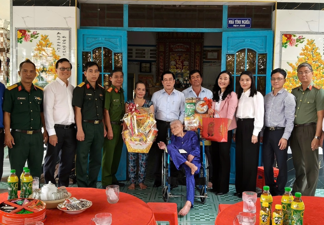 Đồng chí Phạm Hoàng Nam, Ủy viên Ban Thường vụ, Trưởng ban Tổ chức Tỉnh ủy An Giang và đoàn công tác thăm mẹ Trần Thị Ba.