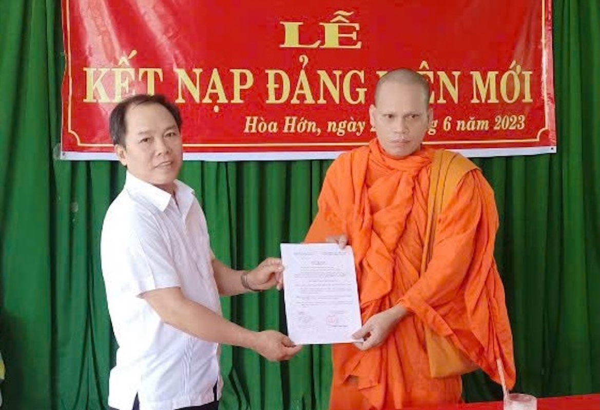 Chi bộ ấp Hòa Hớn, xã Định Hòa, tổ chức Lễ kết nạp đảng viên là người dân tộc Khmer.