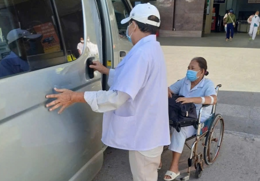 “Chuyến xe không đồng” chuyển bệnh nhân có hoàn cảnh khó khăn cấp cứu kịp thời.