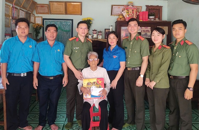 Đoàn viên Thanh niên Công an tỉnh An Giang thăm mẹ Võ Thị Xứng.