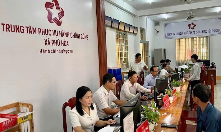 Cán bộ Trung tâm Phục vụ hành chính công xã Phú Hòa hướng dẫn, giải quyết thủ tục hành chính cho người dân. Ảnh: Bích Thùy